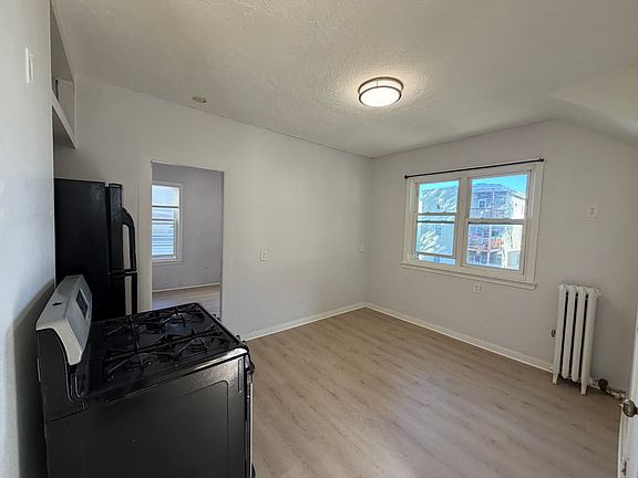 3rd image of 33 Everett Ave
