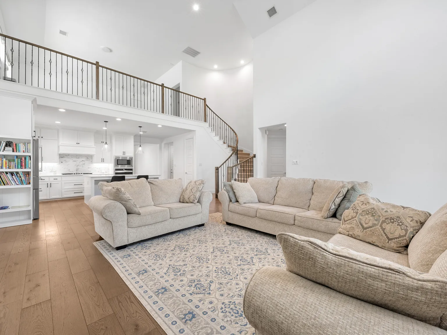 4 bed, 3426 sqft, $4,000 — Photo 3