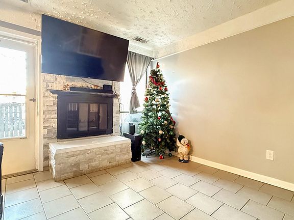 4th image of 3903 Woodhue Pl Suite 16