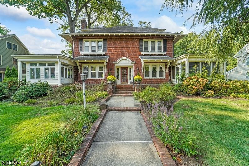 1st image of 334 Warwick Ave