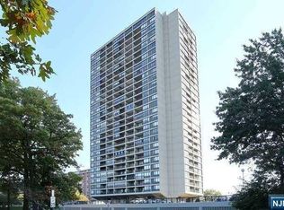 6 Horizon Rd APT 402, Fort Lee, NJ 07024