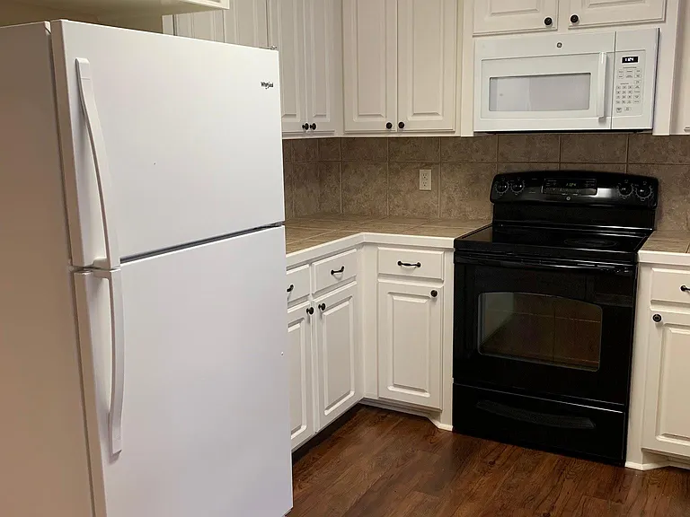 100 Hawthorne Dr — Photo 10