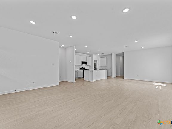 5th image of 716 Horsetail Ln