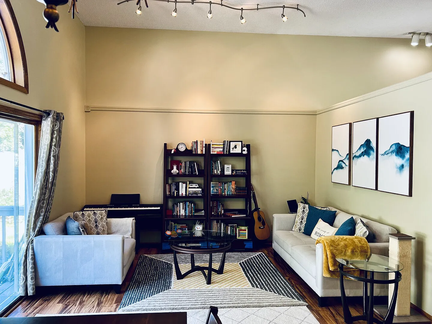 Comphy Home in Classy Twin Cities Suburb — Photo 1