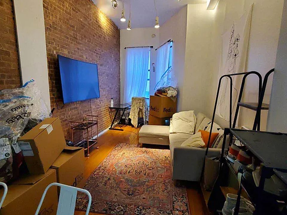 1st image of 370 W 46th St #1F