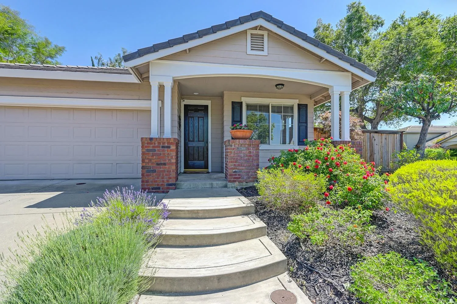 693 Twinwood Loop photo 1