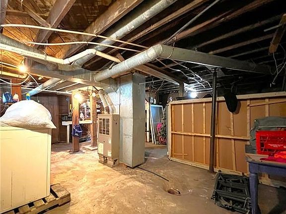 3rd image of 601 E 7th St