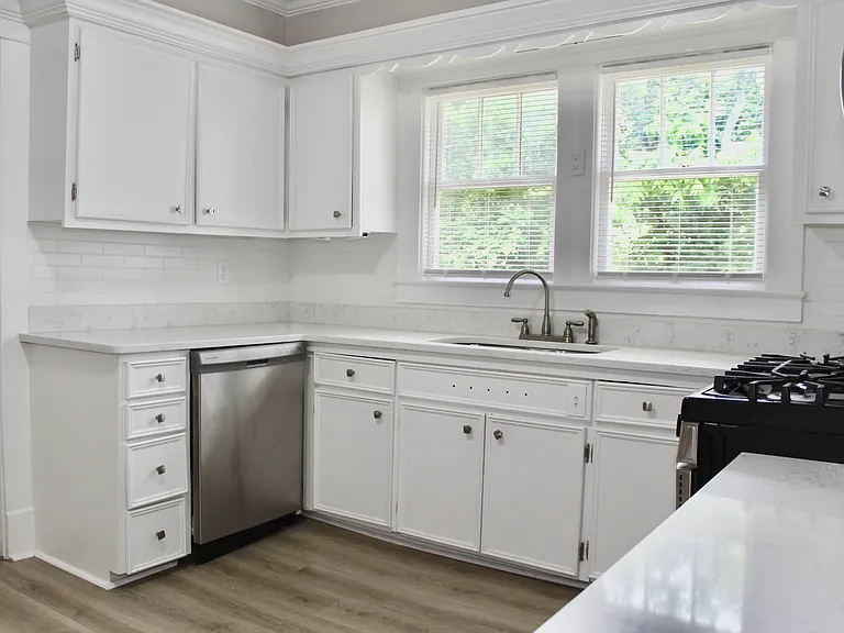 4522 Lee Ave — Photo 6