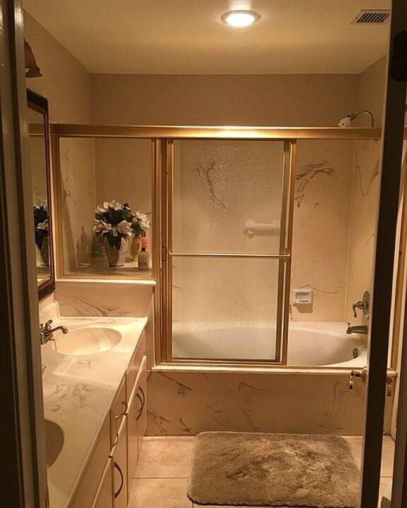 Brand new lighting, towels, shower head, toilet seat and bathmat.
