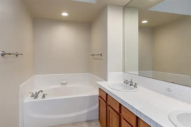 2 bed, 1421 sqft, $2,300 — Photo 4