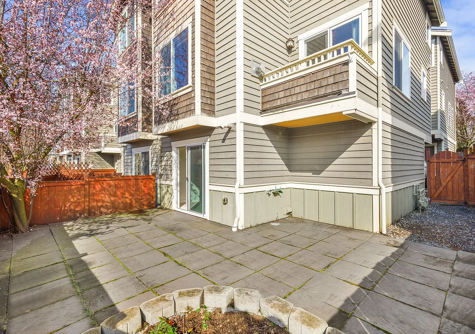 Fantastic Ballard 3 Bedroom 3 Bath Townhouse w/ Garage — Photo 2