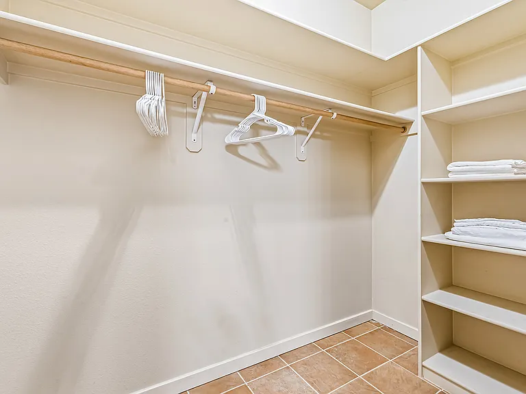 246 W Colchester Dr — Photo 38