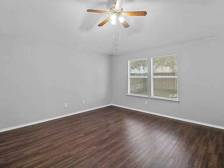 2817 Briargrove Ln — Photo 10