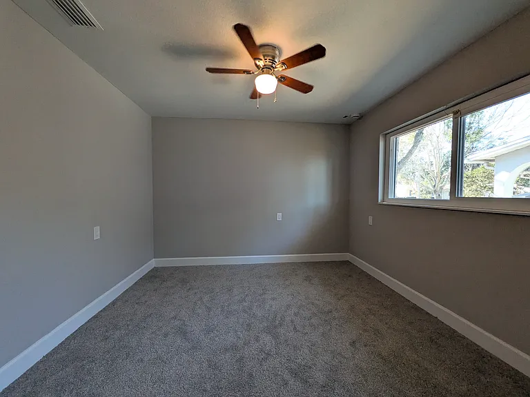 5523 Venetian Blvd NE — Photo 13