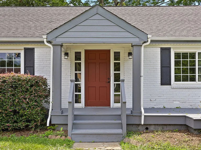 204 Haney Dr — Photo 3