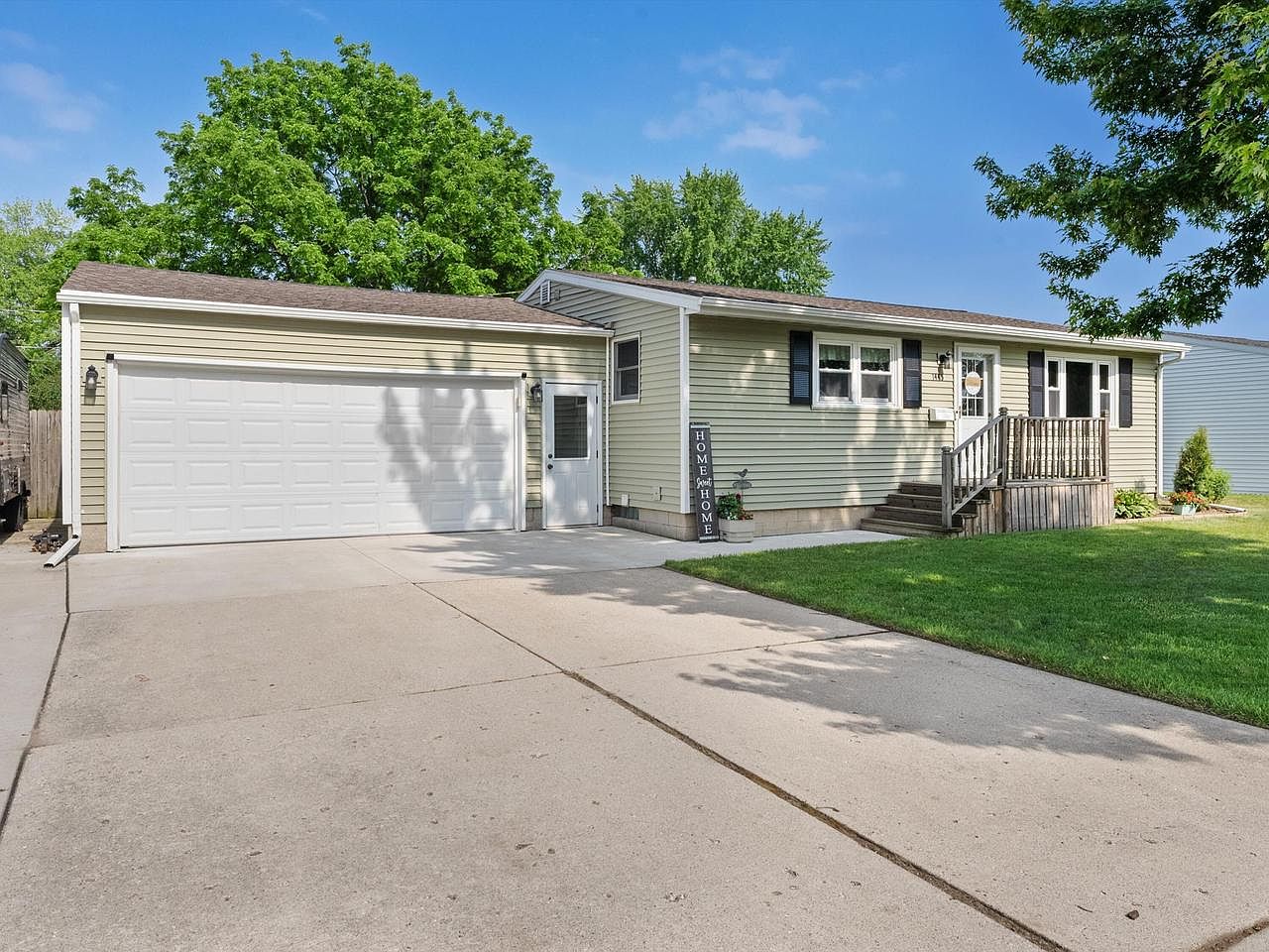 daisyです 1445 Daisy DRIVE, Manitowoc, WI 54220 | Zillow
