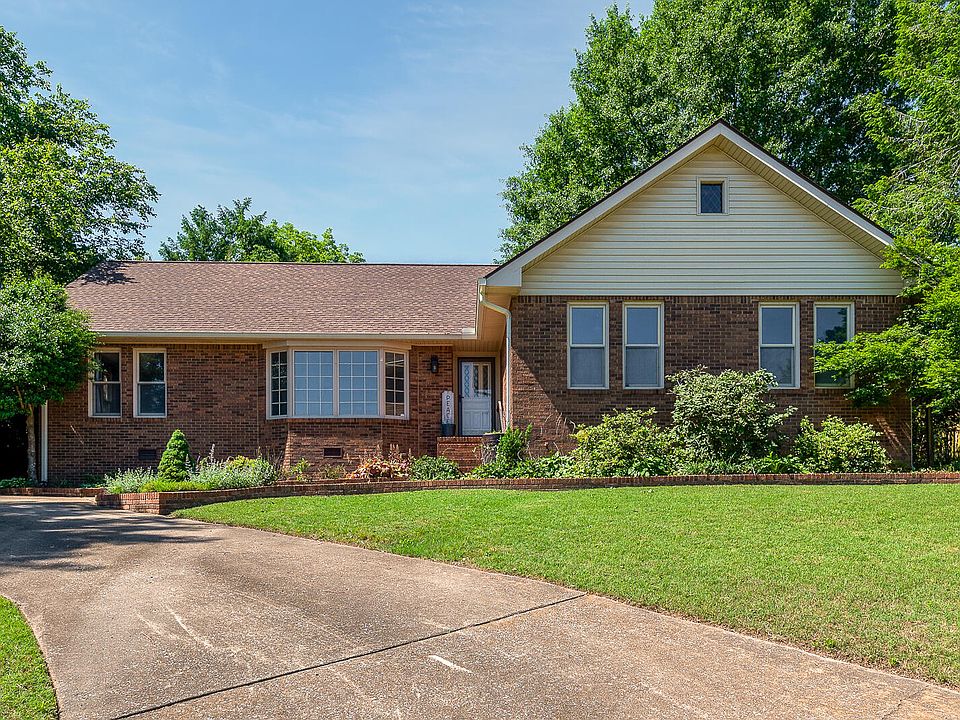 1st image of 204 Brookwood Dr