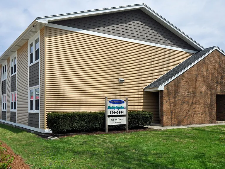 906 W Clark St — Photo 1