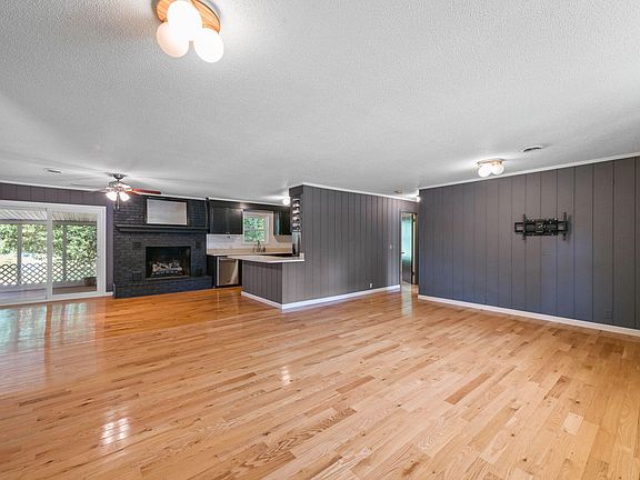 5th image of 1910 Bay Hill Dr