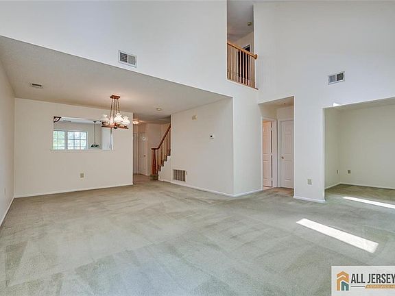 4th image of 33 Tall Oaks Ct