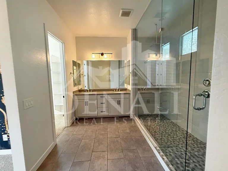 1447 E Flower St — Photo 15