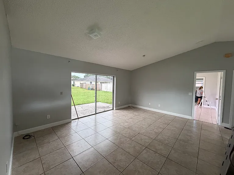915 Amboise Ln — Photo 4