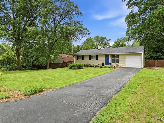 2nd image of 32 W Meadow Ln