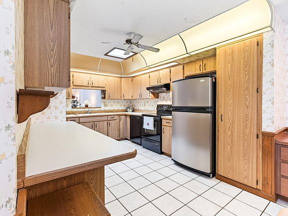5th image of 222 Deer Lake Cir