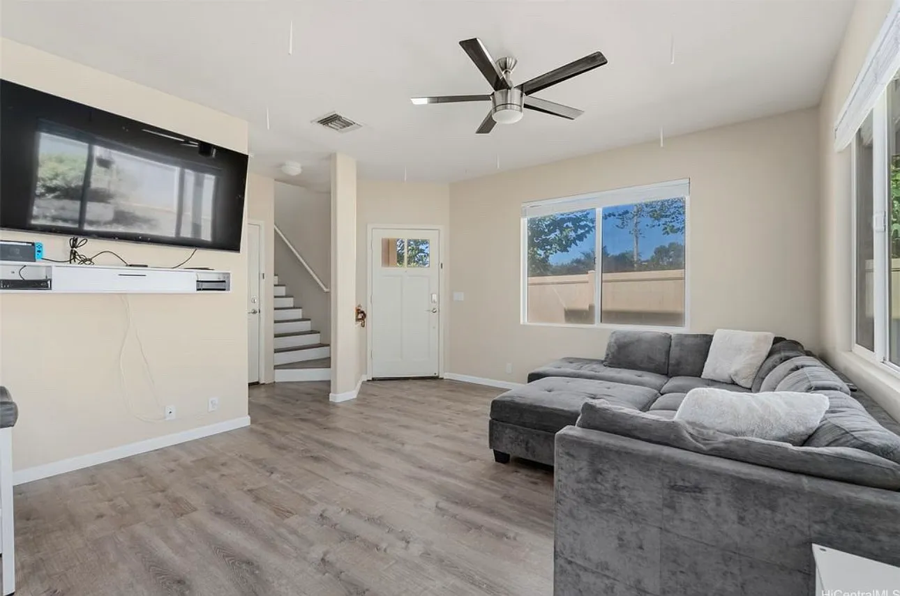 3 bed, 1299 sqft, $4,300 — Photo 3