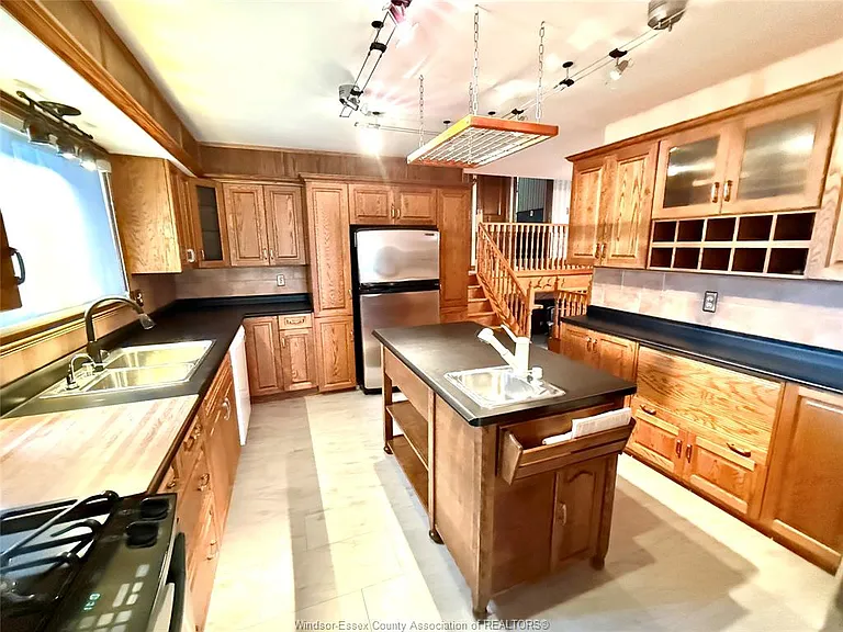 377 Fairway Cres — Photo 12