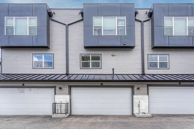 Middle unit with oversized 2 car garage