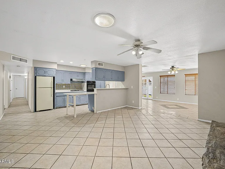 1137 E Bishop Dr — Photo 9