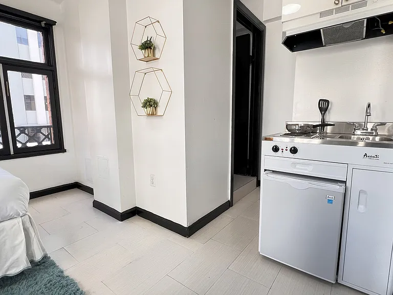 Hayward Manor Apartments — Photo 11