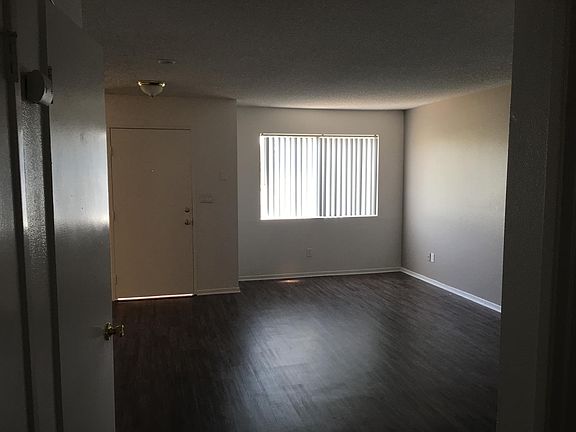 5th image of 1585 N Fair Oaks Ave