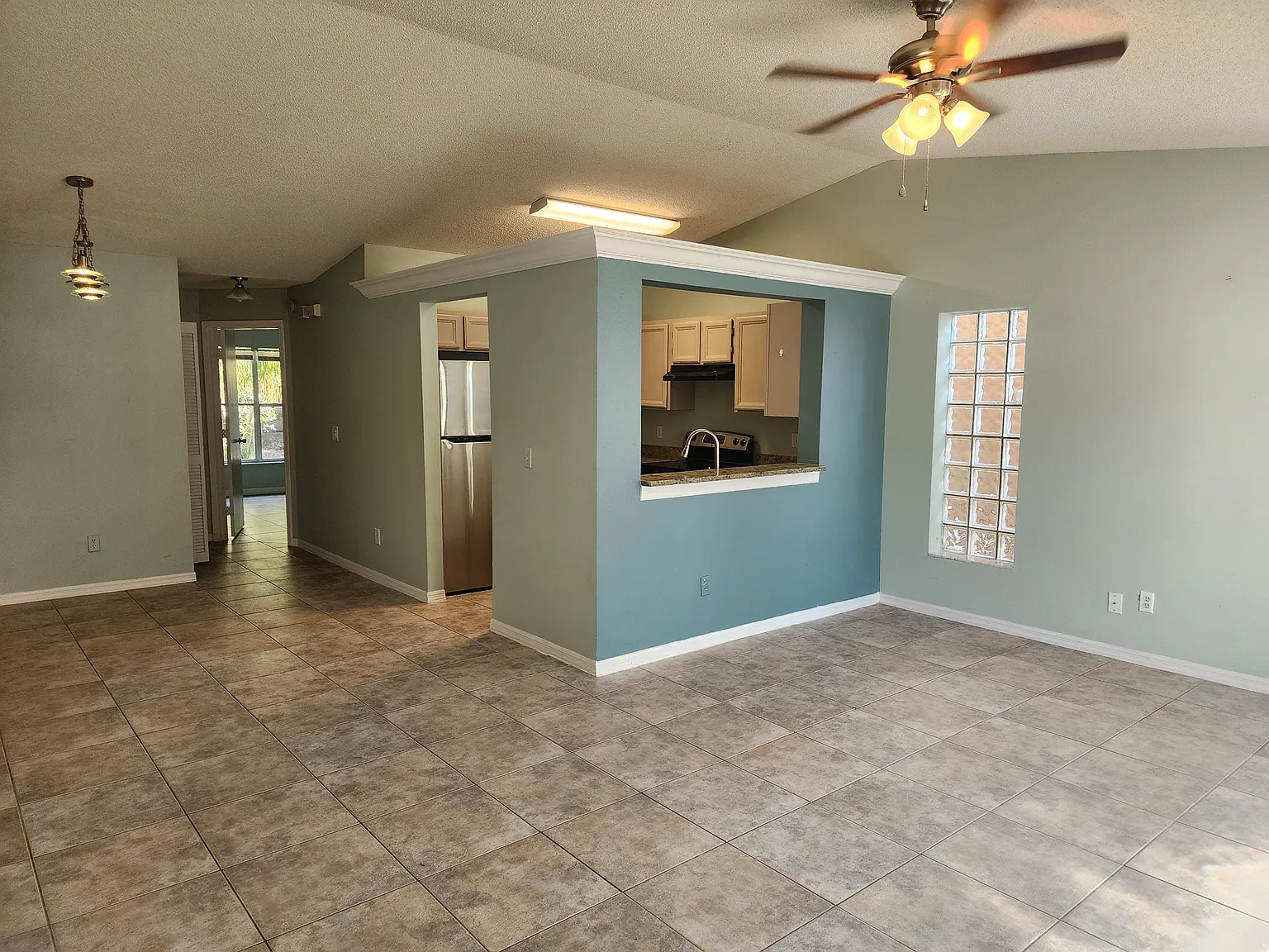 3 bed, 1114 sqft, $2,050 — Photo 3