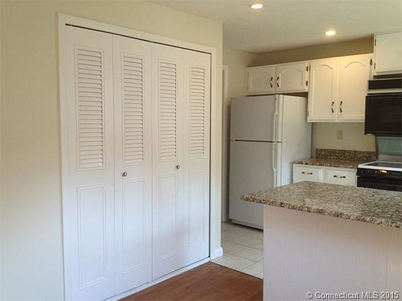 4th image of 320 Hollister Way W #320