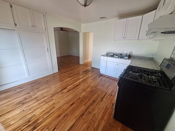 4th image of 16663 Victory Blvd #1