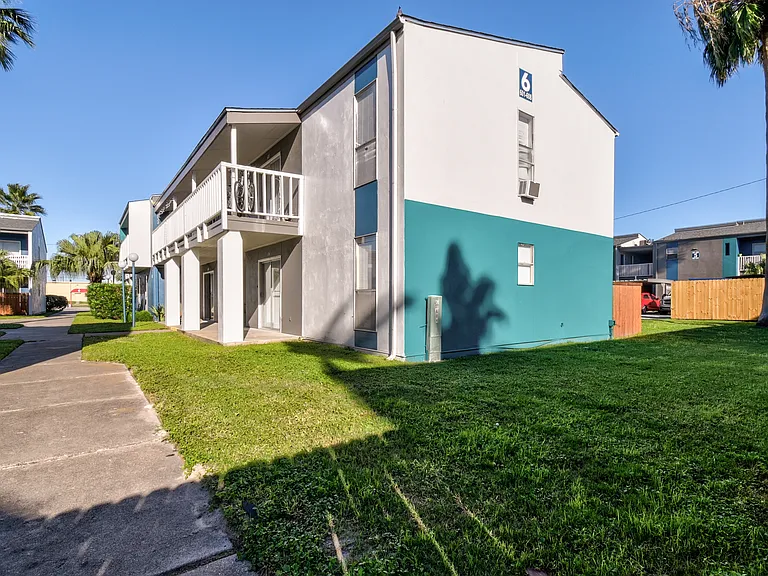 Bay Bluff Apartments — Photo 6