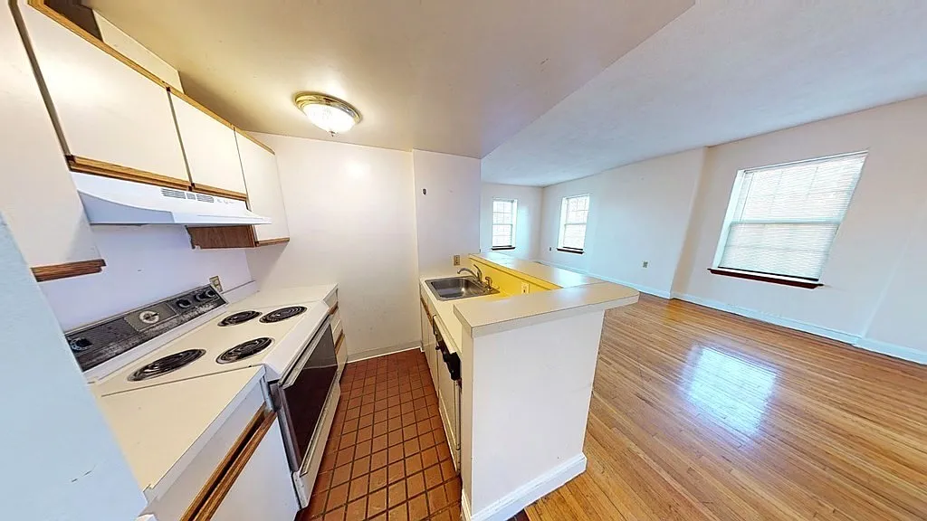 2 bed, 1.0 bath, 813 sqft, $2,700 — Photo 1
