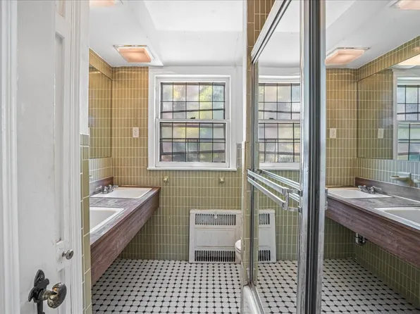 180-19 Grand Central Parkway image 18 of 24