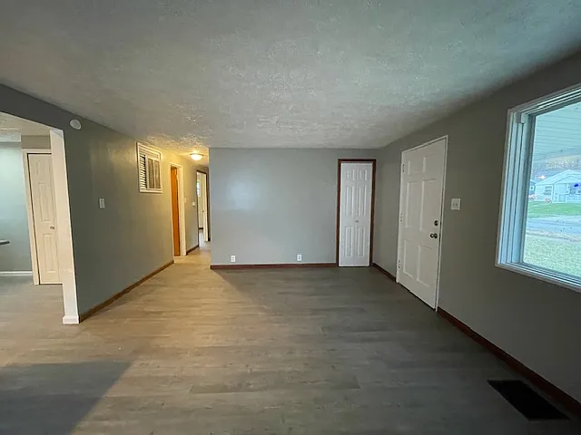 924 E Chippewa Ave — Photo 3