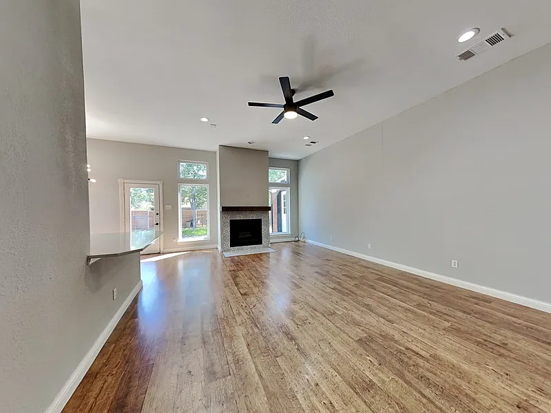 3 bed, 2.0 bath, 1362 sqft, $2,500 — Photo 2