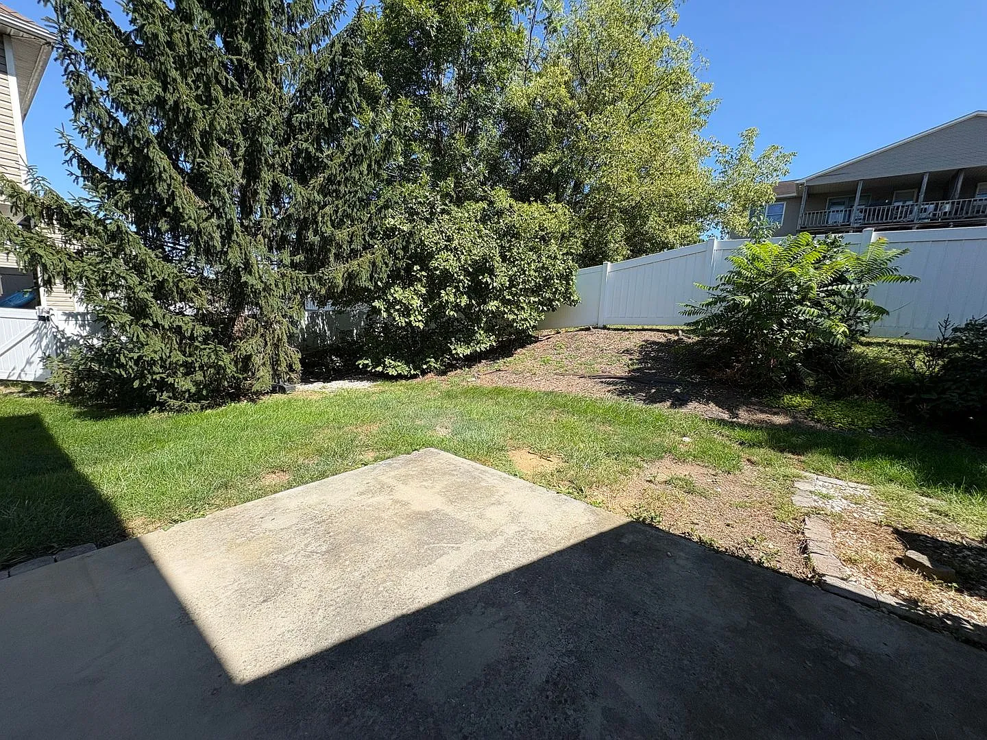 End Unit Townhouse for Rent — Photo 3