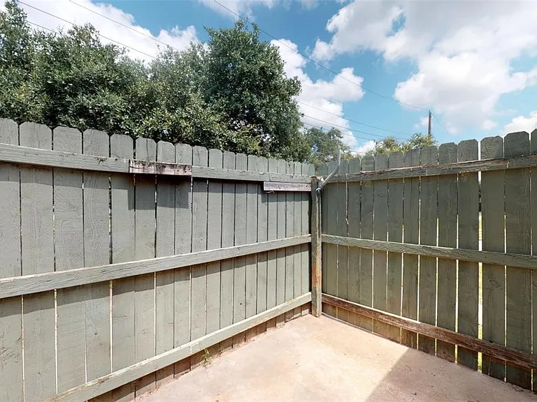 725 Peppertree Dr #11 — Photo 14