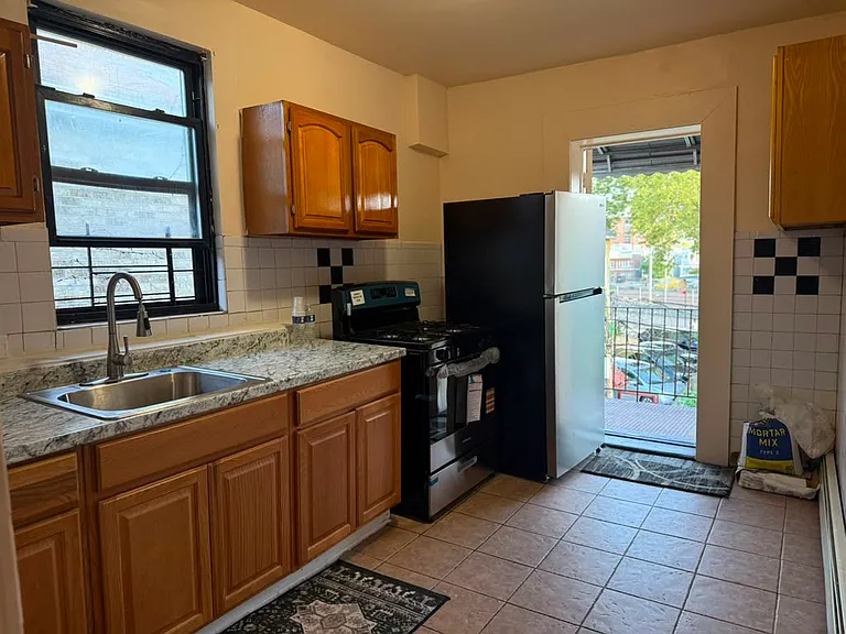 2138 Gleason Ave #1 — Photo 3