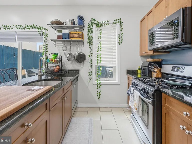 2568 Collins St — Photo 8