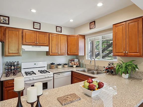 2 Bedroom 2 Bathroom Model (1,093 sqft.)

Kitchen