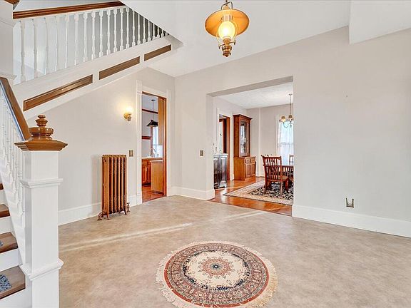 4th image of 1005 E Corning St