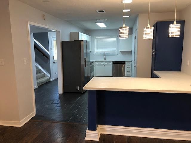 Kitchen w/ L-shaped island