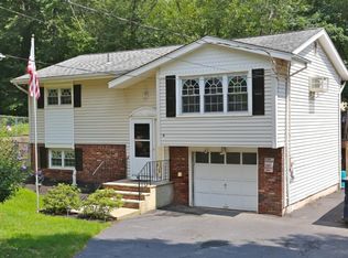 19 Adelphi Trl, Hopatcong, NJ 07843